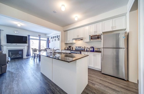 The Blue Mountains House | Executive Town Home - Historical Snowbridge Village, Mountain View Blue mountain
