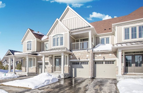 The Blue Mountains House | Executive Town Home - Historical Snowbridge Village, Mountain View Blue mountain