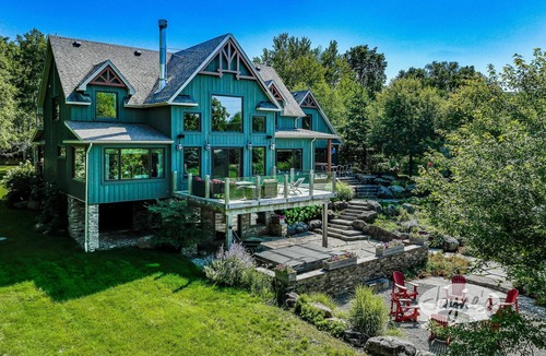 Clearview Ski Chalet | Expansive 6bed 5bath Chalet in The Blue Mountains! Hot Tub!