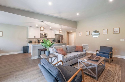 Acme Condo | Explore Traverse City! Pet-Friendly Condo Getaway