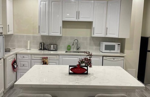 Bowmanville Apartment | Exquisite Lavish Apartment with 2 Queen Beds