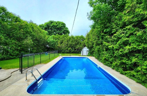 Auden Park House | Exquisite summer retreat with heated pool