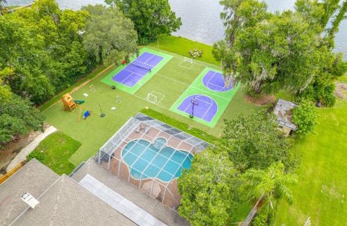 Lake Magdalene House | Exquisite Villa with POOLGAMES- 18 Guests