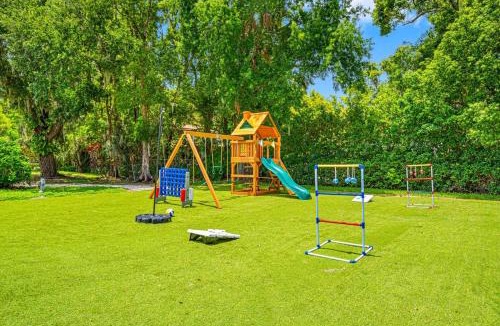 Lake Magdalene House | Exquisite Villa with POOLGAMES- 18 Guests