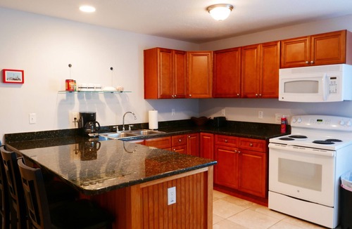 Lincolnville Apartment | F2, Downtown St. Augustine, POOL, beaches, spacious, free onsite parking!