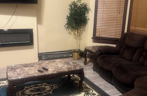 McKeesport House | Fabulous 5-bedroom house in McKeesport perfect for families. 20 minutes to 376.