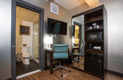 Gayborhood Hotel | Fairfield Inn & Suites by Marriott Philadelphia Downtown/Center City