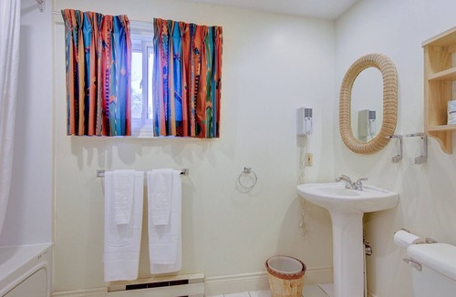Georgina Ski Chalet | Fairway cottage at Jackson Point