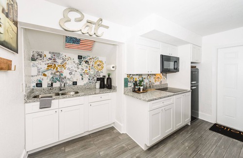 Historic Old Northeast House | Fall Special! Hello Dali An artistic tribute in Downtown St Pete