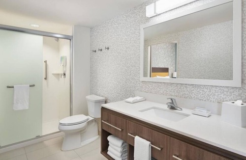 Interchange Square House | Family and Friends Getaway! Four Comfy Units, Pool, Free Parking, Free Breakfast
