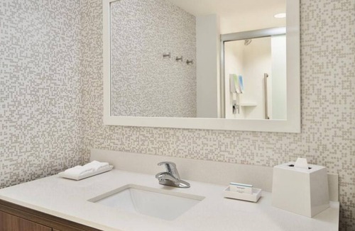 Interchange Square House | Family and Friends Getaway! Four Comfy Units, Pool, Free Parking, Free Breakfast