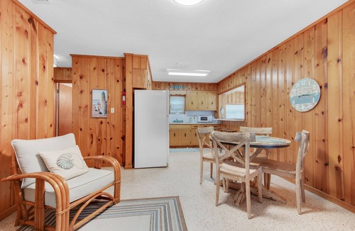 Kiska Beach House | 🌊Family Friendly-Walk to Beach-Retro Bungalow🌊