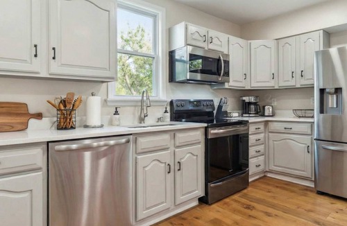 Castle Shannon House | Family Friendly 3-BR Bungalow near Attractions
