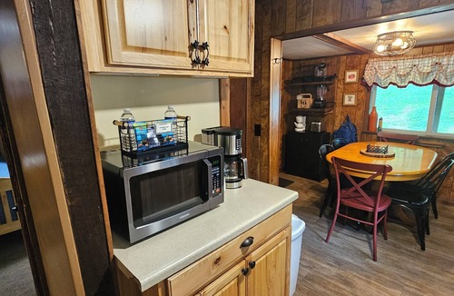 Ohiopyle Cottage | Family friendly, cozy cottage with hot tub in Ohiopyle!