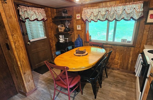 Ohiopyle Cottage | Family friendly, cozy cottage with hot tub in Ohiopyle!