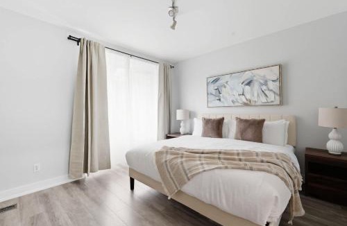 Church and Wellesley House | Family-Friendly Modern 4-Bedroom Getaway in TO