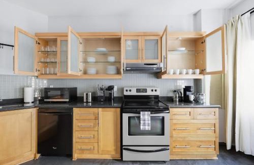 Church and Wellesley House | Family-Friendly Modern 4-Bedroom Getaway in TO