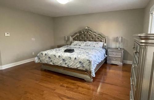 Richmond Hill House | Family-Friendly Retreat for 14 in Richmond Hill