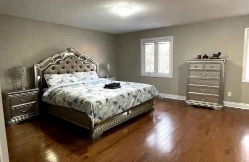 Richmond Hill House | Family-Friendly Retreat for 14 in Richmond Hill