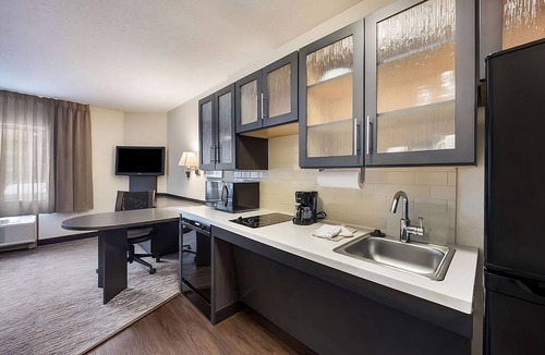 Morris Plains Hotel | Family-friendly Stay in Morris Plains! Pets Allowed Here! Kitchen Available!