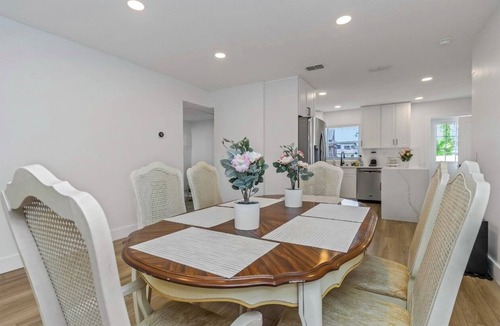 Carver City - Lincoln Gardens House | Family-Friendly Tampa Retreat w/Back & Playset