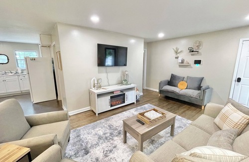 New Castle House | Family Home Trussville-3 king beds-I59- Birmingham