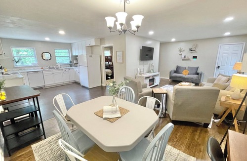 New Castle House | Family Home Trussville-3 king beds-I59- Birmingham