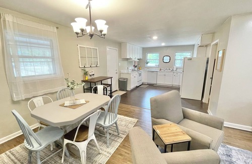 New Castle House | Family Home Trussville-3 king beds-I59- Birmingham