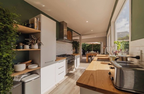 Somerfield House | Family House With Hot Tub And Parking Christchurch
