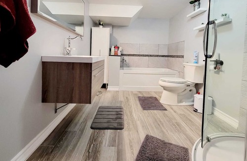 Innisfil Apartment | Family-oriented neighborhood. Modern basement apartment with beautiful ravine.