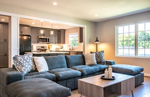 Glen Iris House | Family Retreat in Birmingham – 7BR/4BA