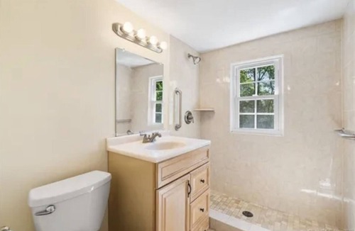 Stamford House | Family Retreat, Spacious 4BR in Residential Neighborhood in Stamford!