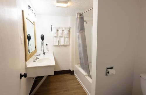 Panguitch Hotel | Family Room Sleeps 5 Western Themed Bryce Canyon