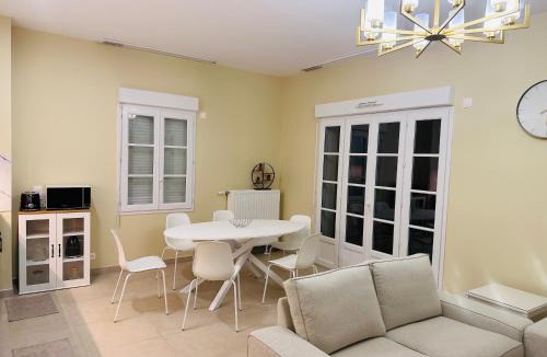 Serris House | Family's house - Villa proche de la vallée village et Disneyland paris ,2 parkings, air condition