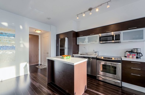 Bay Street Corridor Condo | Family Size downtown Toronto condo (Sleeps 6) w. Balcony near Sick Kids Hospital