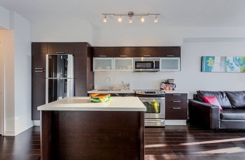 Bay Street Corridor Condo | Family Size downtown Toronto condo (Sleeps 6) w. Balcony near Sick Kids Hospital