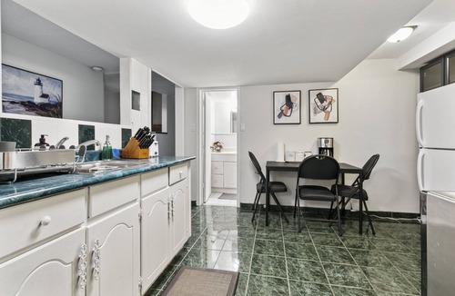 Maple Leaf House | Family sized apartment 20min to Downtown