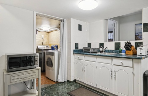 Maple Leaf House | Family sized apartment 20min to Downtown