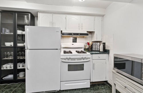 Maple Leaf House | Family sized apartment 20min to Downtown