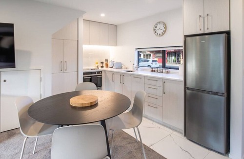 Riccarton House | Family Stay Townhouse | EV Charger + Hagley Park