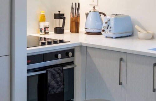 Riccarton House | Family Stay Townhouse | EV Charger + Hagley Park