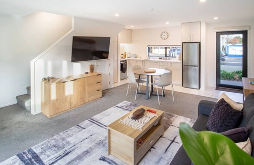 Riccarton House | Family Stay Townhouse | EV Charger + Hagley Park