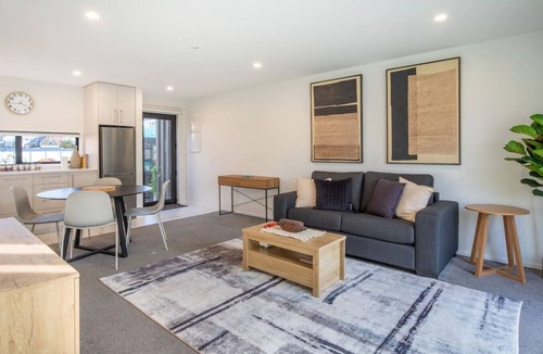 Riccarton House | Family Stay Townhouse | EV Charger + Hagley Park