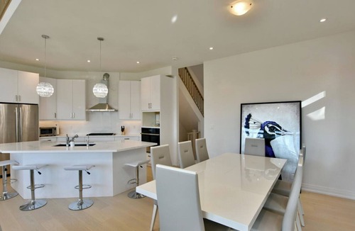 The Blue Mountains House | Fantastic new house on a golf course one block from the beach on Georgian Bay