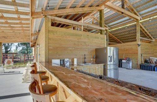 Lakeland Apartment | Farm Stay Modern Barndominium in Lakeland!