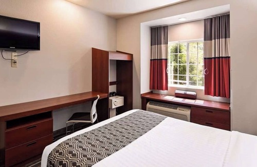 Morgantown Hotel | Find Your Comfort Zone in a Modern Morgantown Room | Free Parking
