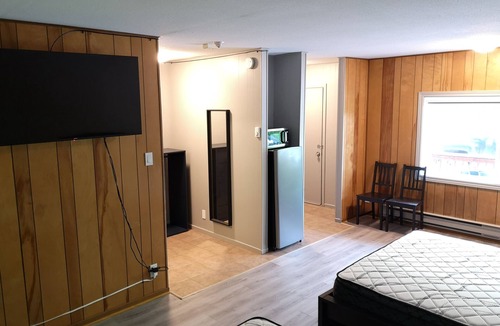 Dorset Cabin | Firehouse lodge Walk out Deck room 5. On 8 Acres, 10 min Walk To The Lake