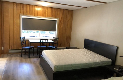 Dorset Cabin | Firehouse lodge Walk out Deck room 5. On 8 Acres, 10 min Walk To The Lake