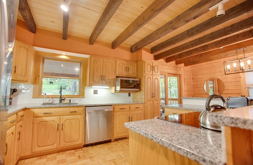 Sabinsville Cabin | Fireside Cabin | HOT TUB, TV + Game Room!