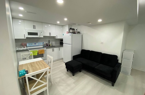 Churchill Meadows Bed & Breakfast | Floaters Specs